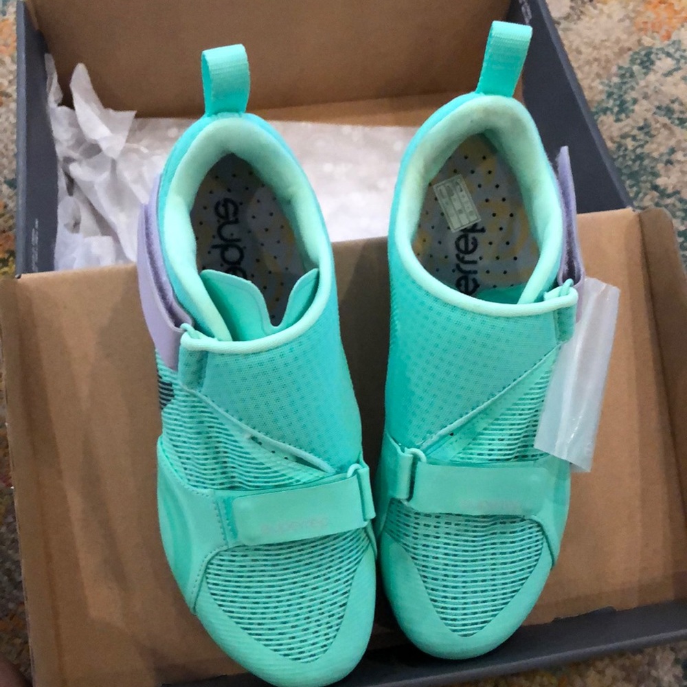 Nike spin shoes- new without tags